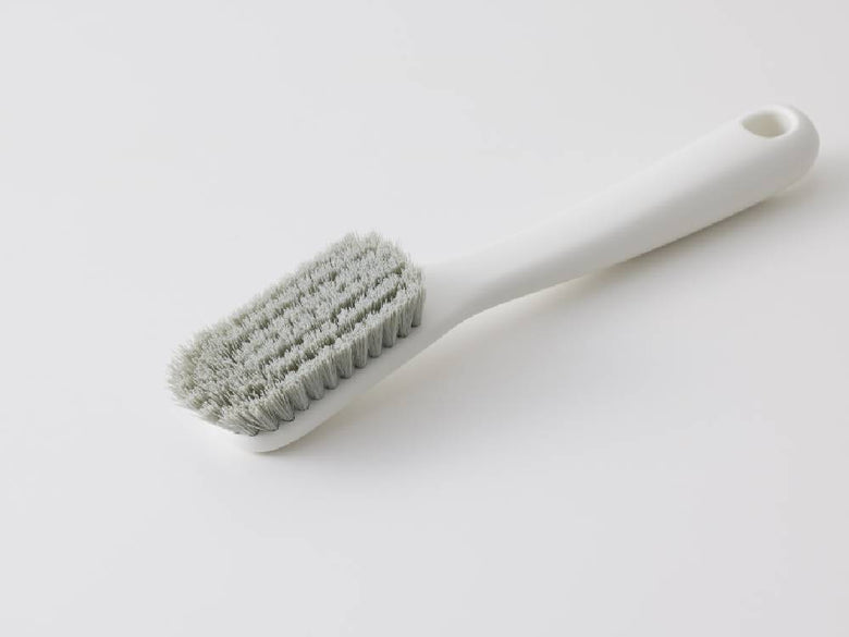 marnaのきれいに洗えるシューズブラシ、黒い柄と白いブラシが特徴のデザイン