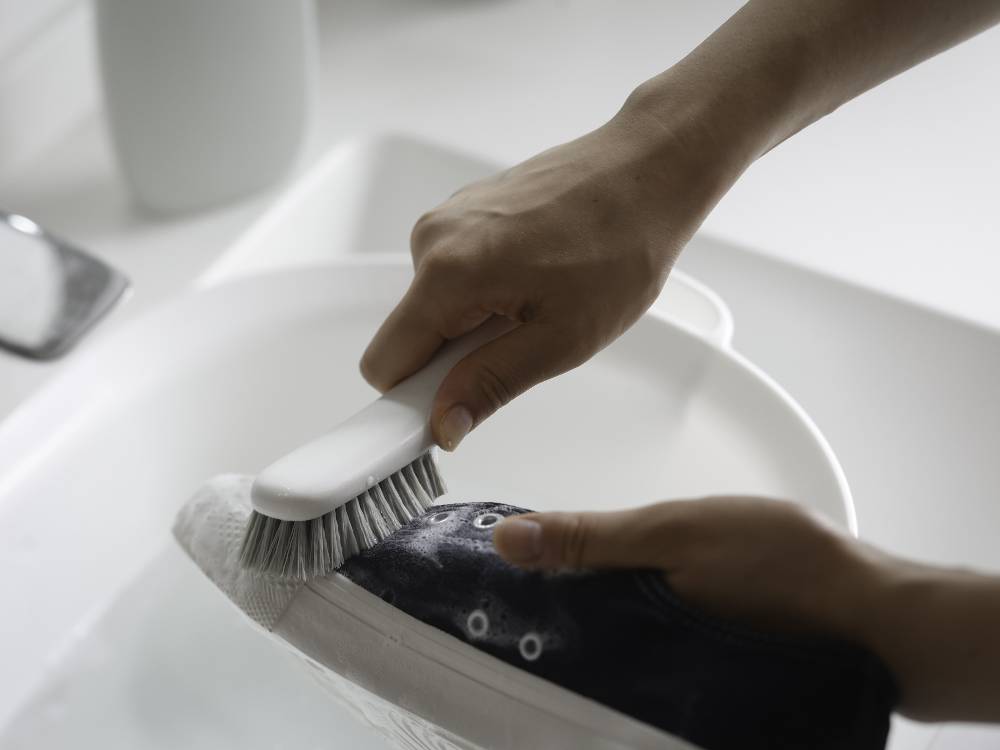 marnaのきれいに洗えるシューズブラシがシンク付近に整然と置かれている様子