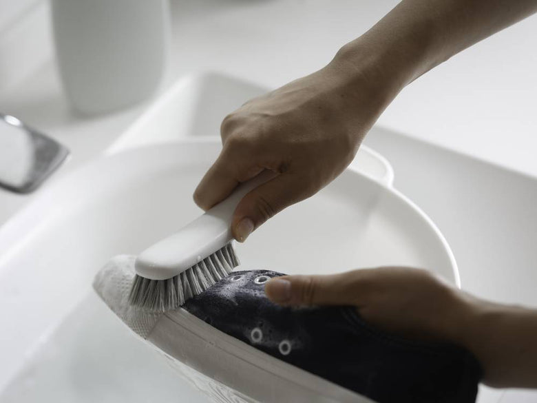 marnaのきれいに洗えるシューズブラシがシンク付近に整然と置かれている様子