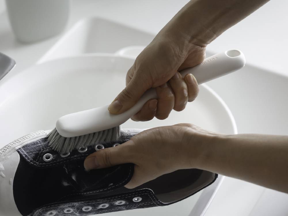 marna/マーナのきれいに洗えるシューズブラシ。プラスチック製の柄とポリブチレンテレフタレート製のブラシ部分を備えたデザイン