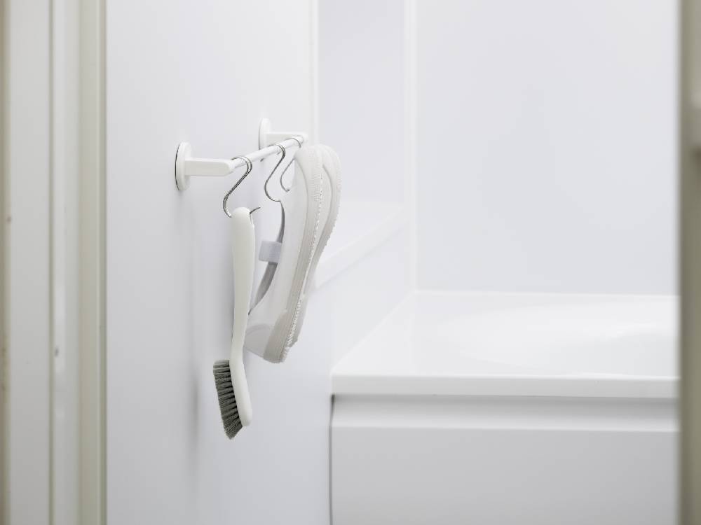 マーナ製のきれいに洗えるシューズブラシ。ポリプロピレンの柄とポリブチレンテレフタレートの毛を備えた家庭用クリーニングブラシ