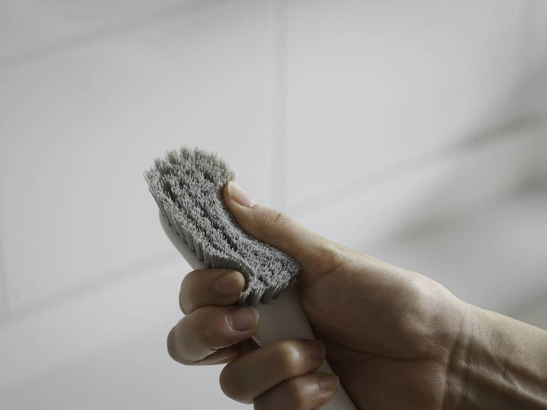 マーナのきれいに洗えるシューズブラシ、銀色の柄とウール製のブラシ毛を特徴とする家庭用掃除用品