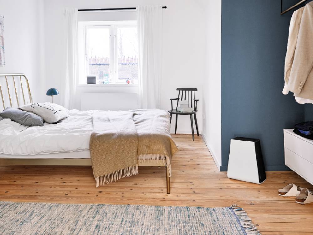 スタドラフォームのGeorgeエアウォッシャーが木製床のベッドルームに設置されている様子