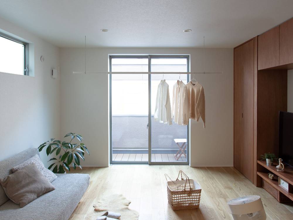 室内に設置された白色の物干し竿SEN