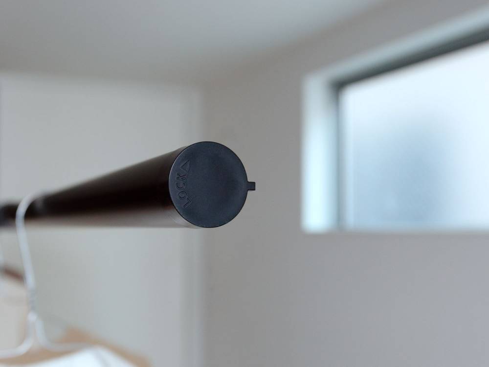 モリタの物干し竿が窓際に設置された室内