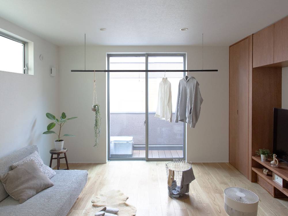 インテリアに置かれた森田アルミ物干し竿SEN