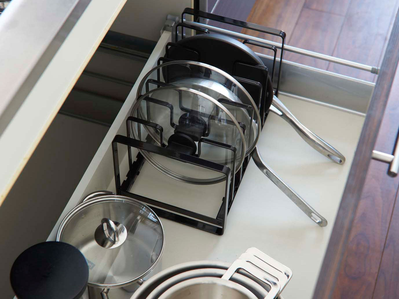 YAMAZAKI製タワー型フライパン＆鍋蓋スタンド。スチール製でキッチンの棚に設置可能な組み立て式デザイン。サイズ約35×20×18cm、耐荷重約7kg。