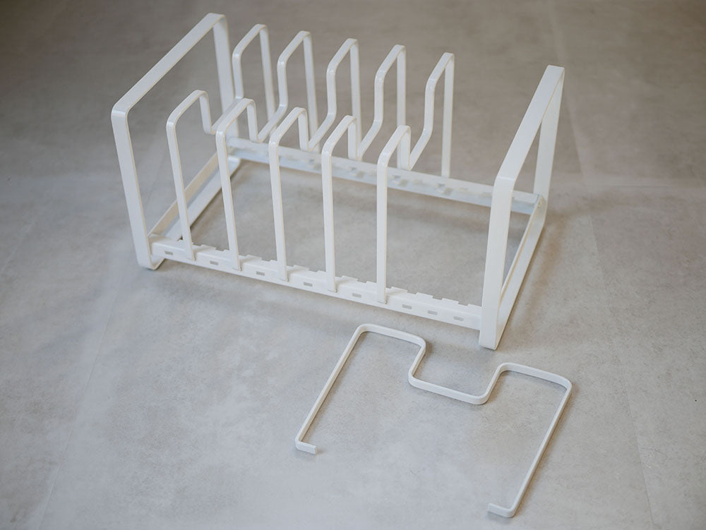 YAMAZAKIのタワーフライパン＆鍋蓋スタンド。スチール製の棚にプラスチックや銀色の調理器具が整理されているキッチン収納。