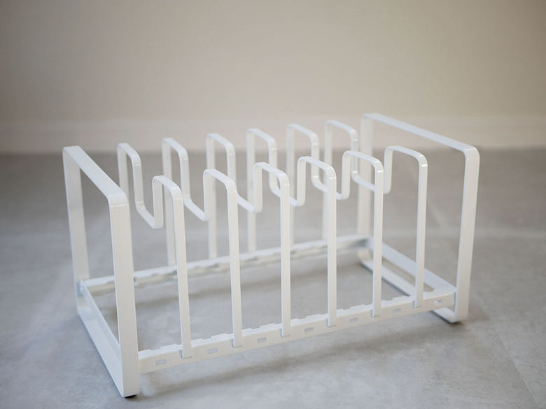 YAMAZAKI製 【tower/タワー】フライパン＆鍋蓋スタンド。スチール製粉体塗装でサイズ約35×20×18cm、耐荷重7kgの組み立て式キッチンスタンド