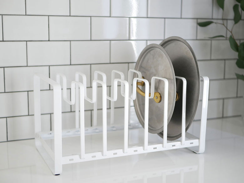 YAMAZAKI製タワー型フライパン＆鍋蓋スタンド、スチール素材で調理器具を整理・乾燥するキッチン用品