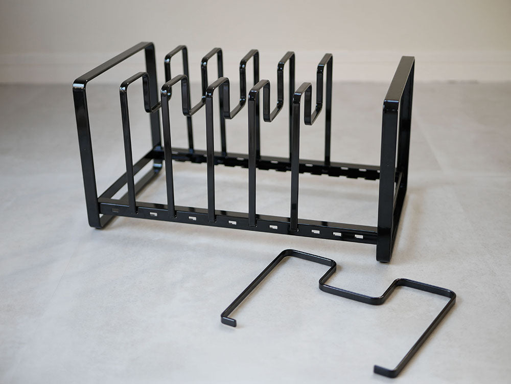 YAMAZAKI製タワー型フライパン＆鍋蓋スタンド。スチールとプラスチックで作られた組み立て式のキッチン収納用品