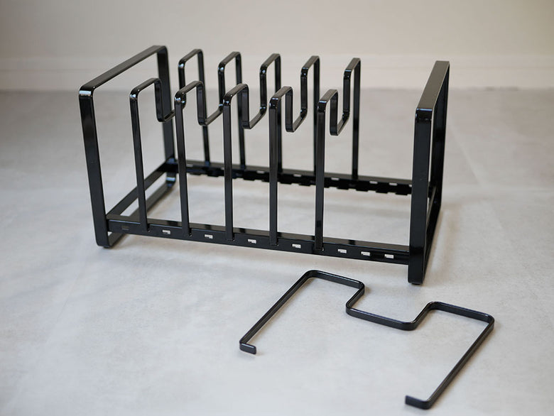 YAMAZAKI製タワー型フライパン＆鍋蓋スタンド。スチールとプラスチックで作られた組み立て式のキッチン収納用品