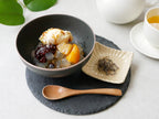 sarasa design×イブキクラフトのご飯茶碗に盛られたご飯と果物が並ぶ食卓