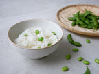 白米とスナップエンドウが盛られたsarasa design×イブキクラフトのご飯茶碗
