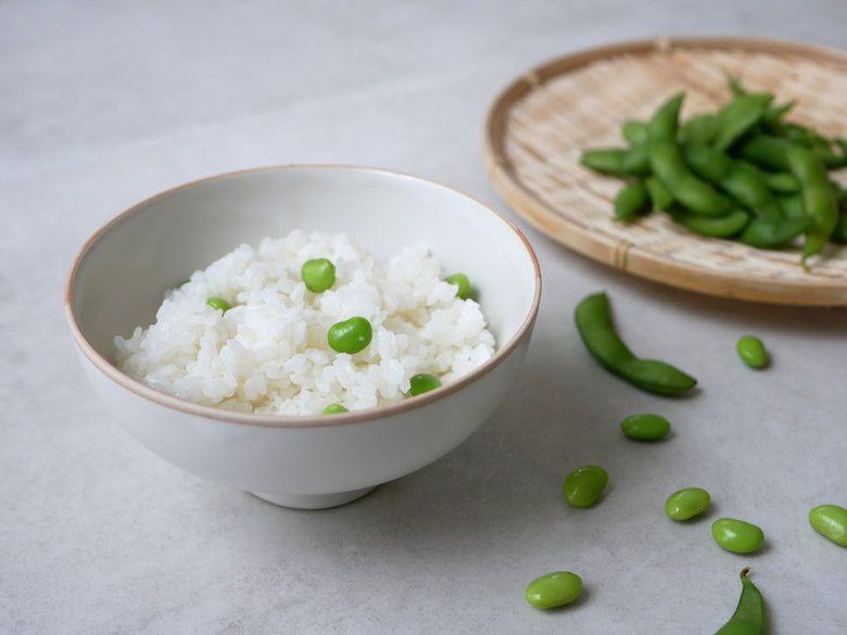 白米とスナップエンドウが盛られたsarasa design×イブキクラフトのご飯茶碗