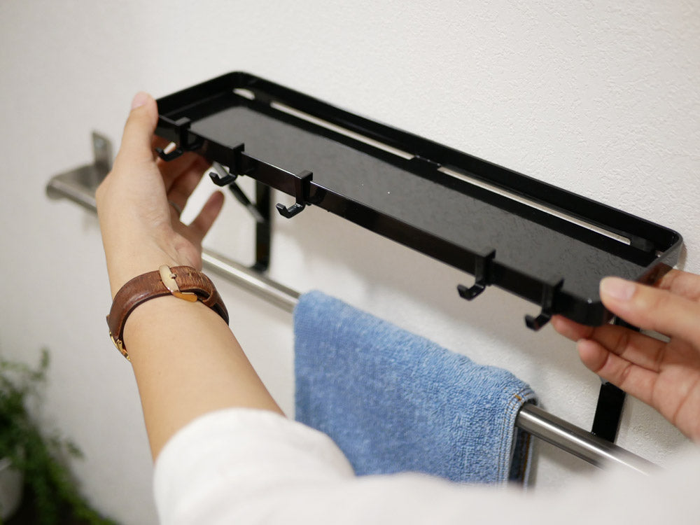 towerブランドのスチール製タオル掛け上ラック。フックが5つ付属し、耐荷重約2kgの衣類ハンガー