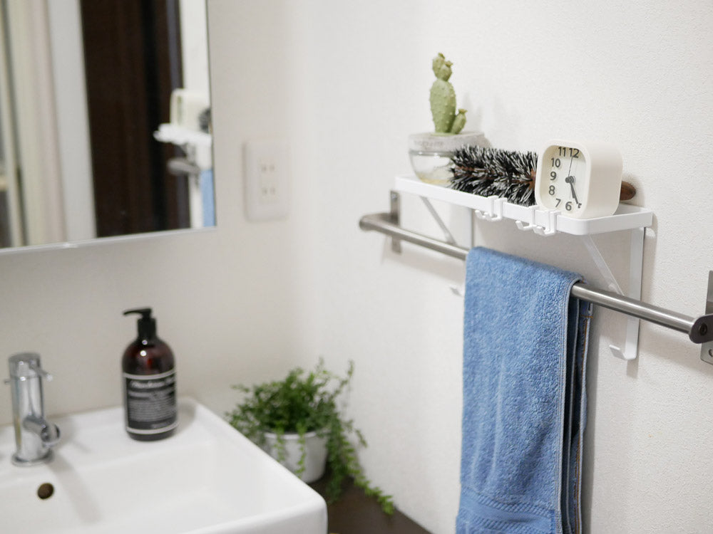 YAMAZAKIのtowerタオル掛け上ラック。銀色のスチール製でフックが5つ付いたバスルーム用ハードウェア。