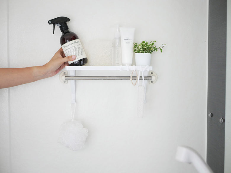 tower（YAMAZAKI）製スチールタオル掛け上ラック。幅330mm、高さ150mm、フック5つ付きでバスルームに最適。