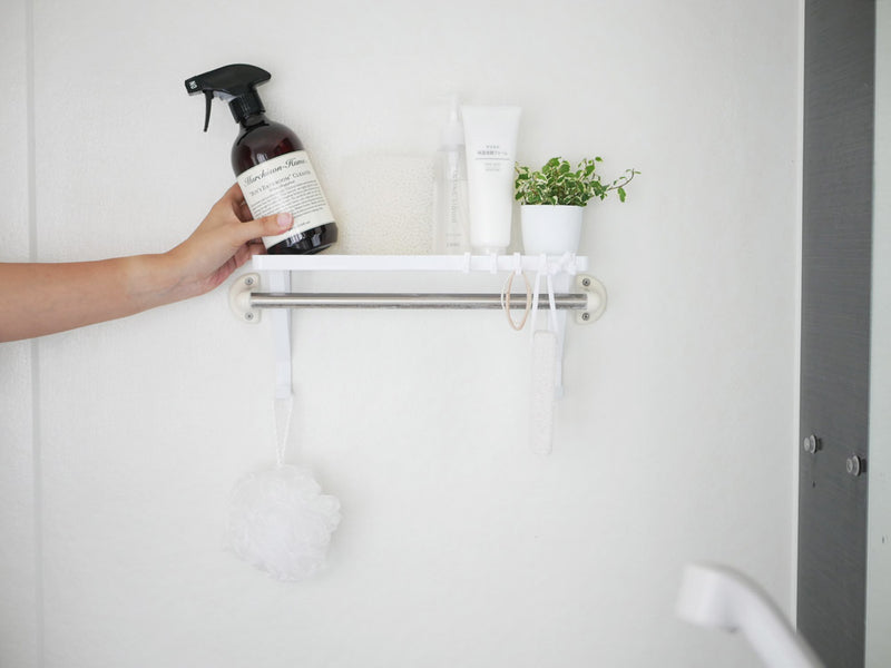 tower（YAMAZAKI）製スチールタオル掛け上ラック。幅330mm、高さ150mm、フック5つ付きでバスルームに最適。