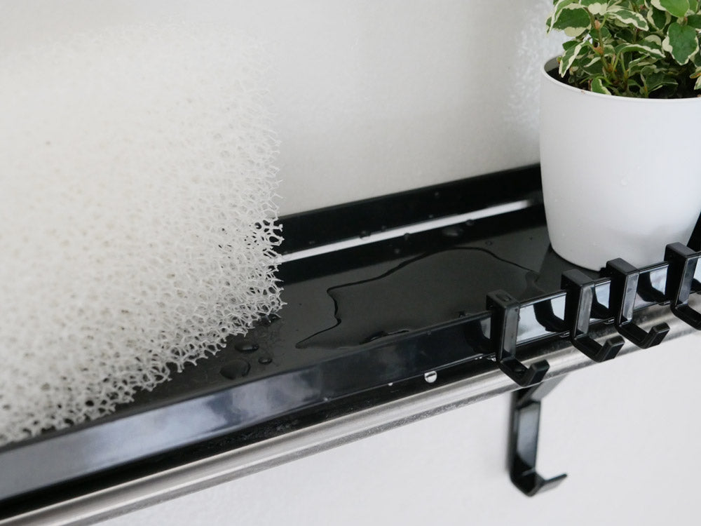 tower（YAMAZAKI）ブランドのシルバータオル掛け上ラックにガーベニアが飾られている様子