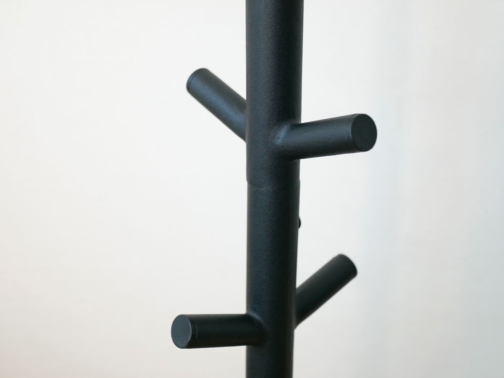 smartブランドのスチール製ランドセルスタンドに掛けられた衣類用ハンガー