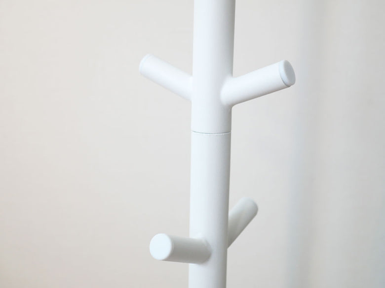 スマートブランドのスチール製ランドセルスタンドにプラスチック製の衣服ハンガーが掛かった状態