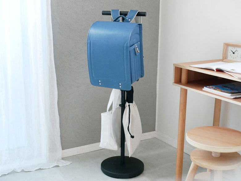【smart/スマート】ランドセルスタンド。スチールとプラスチック製で複数のランドセルを掛ける家庭用収納器具