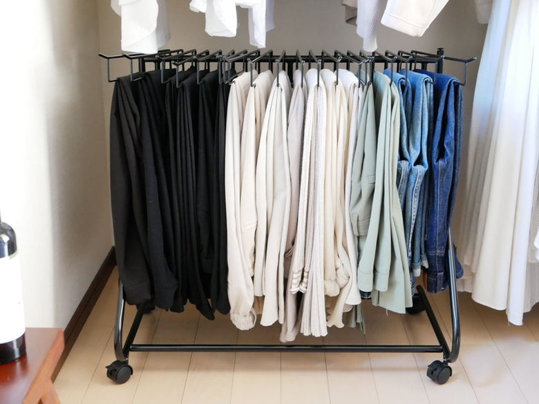 ビーワースセレクションのスラックスハンガーが並ぶ棚