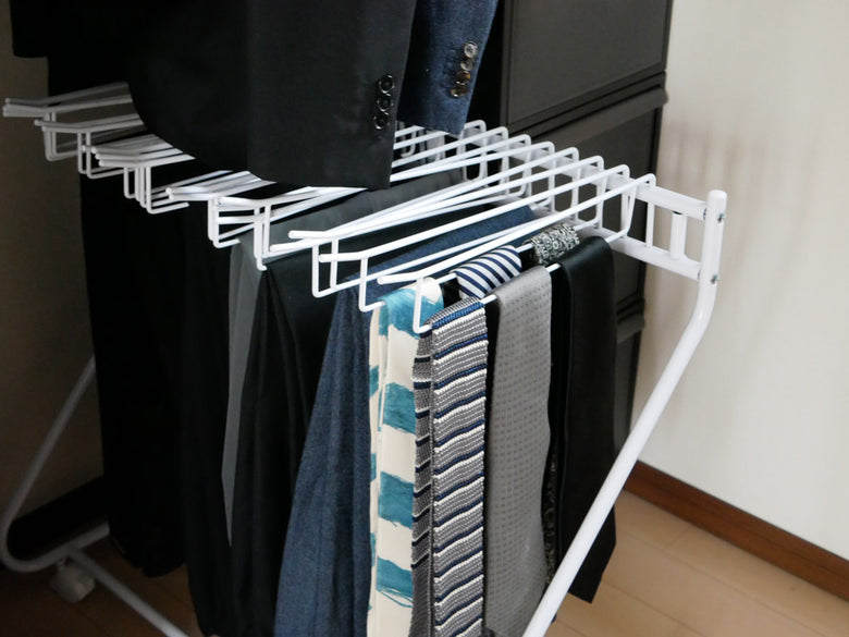 ビーワースセレクションのスラックスハンガー20本掛けが並ぶクローゼット