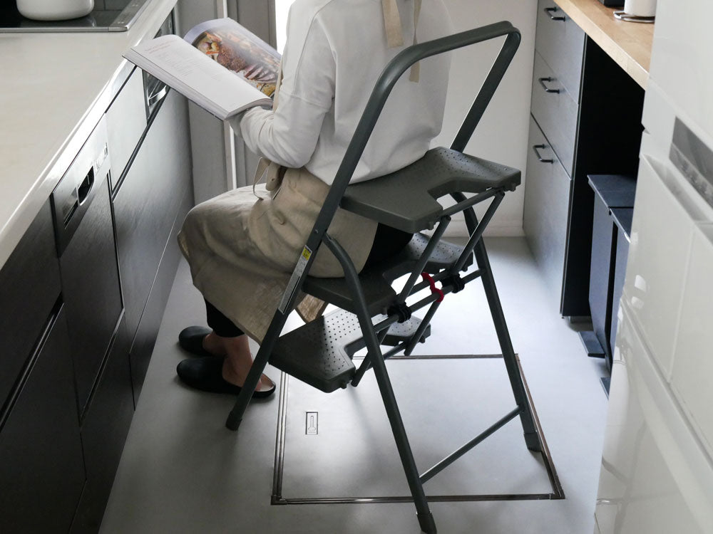 CB JAPANフォールディングステップが木の床に置かれた様子