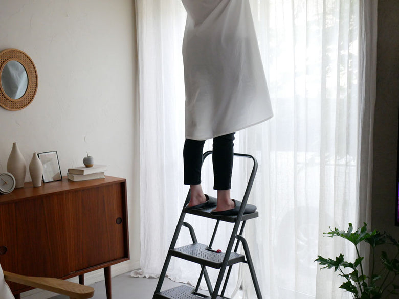 CBジャパンのフォールディングステップが木製床に置かれた室内