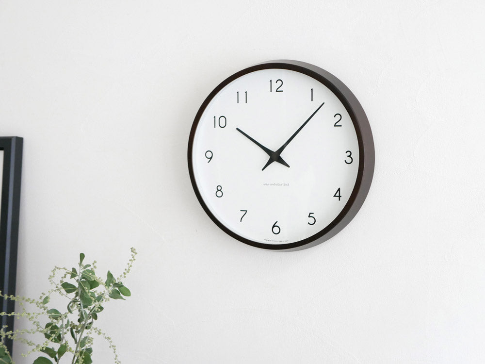 オーバル形で天然木フレームのクォーツ時計