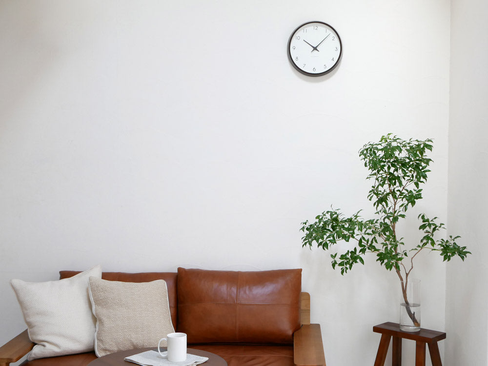 リビングに置かれたレムノスのCampagne電波時計