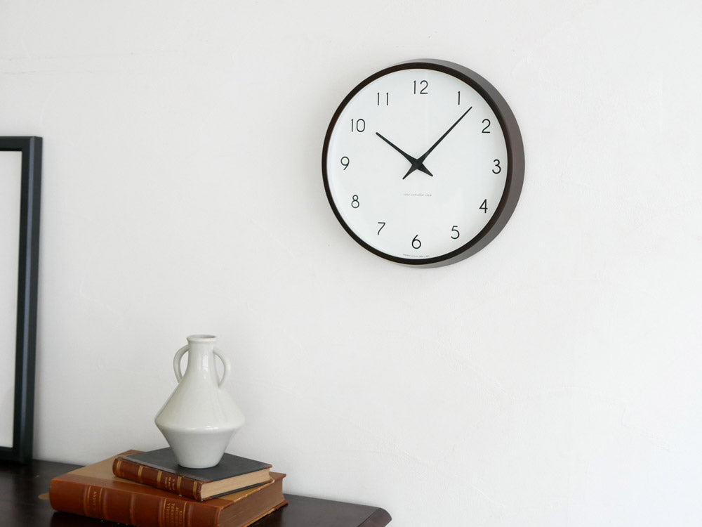 銀色の楕円形クォーツ電波時計