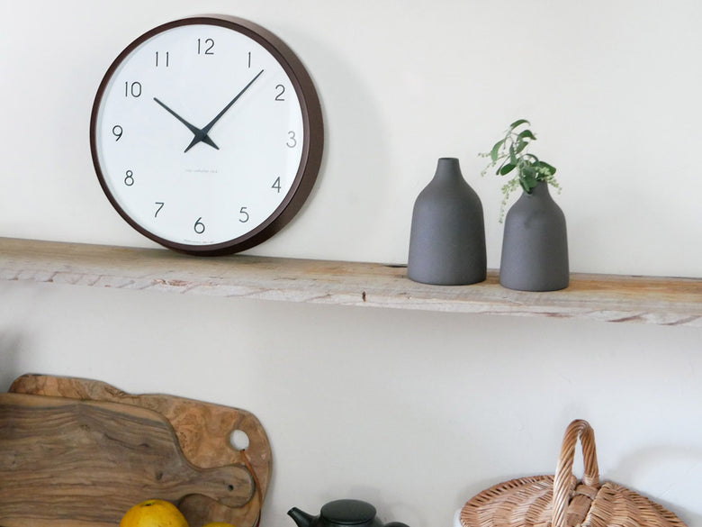 ブナ材を使用したレムノスの電波時計