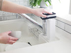 キッチンシンクに設置されたタワー片手操作ディスペンサー