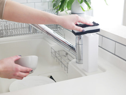 キッチンシンクに設置されたタワー片手操作ディスペンサー