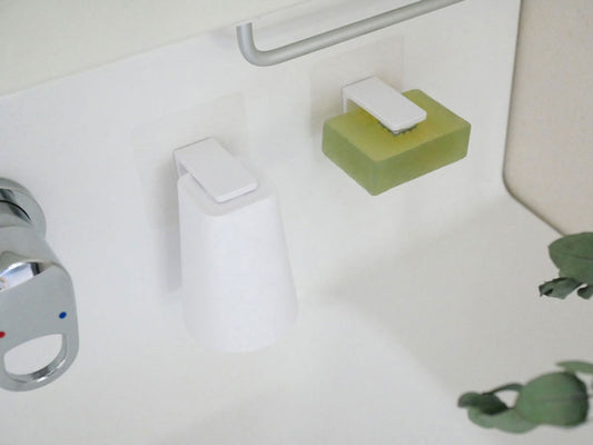 タワーのフィルムフックマグネットが設置された浴室の洗面台