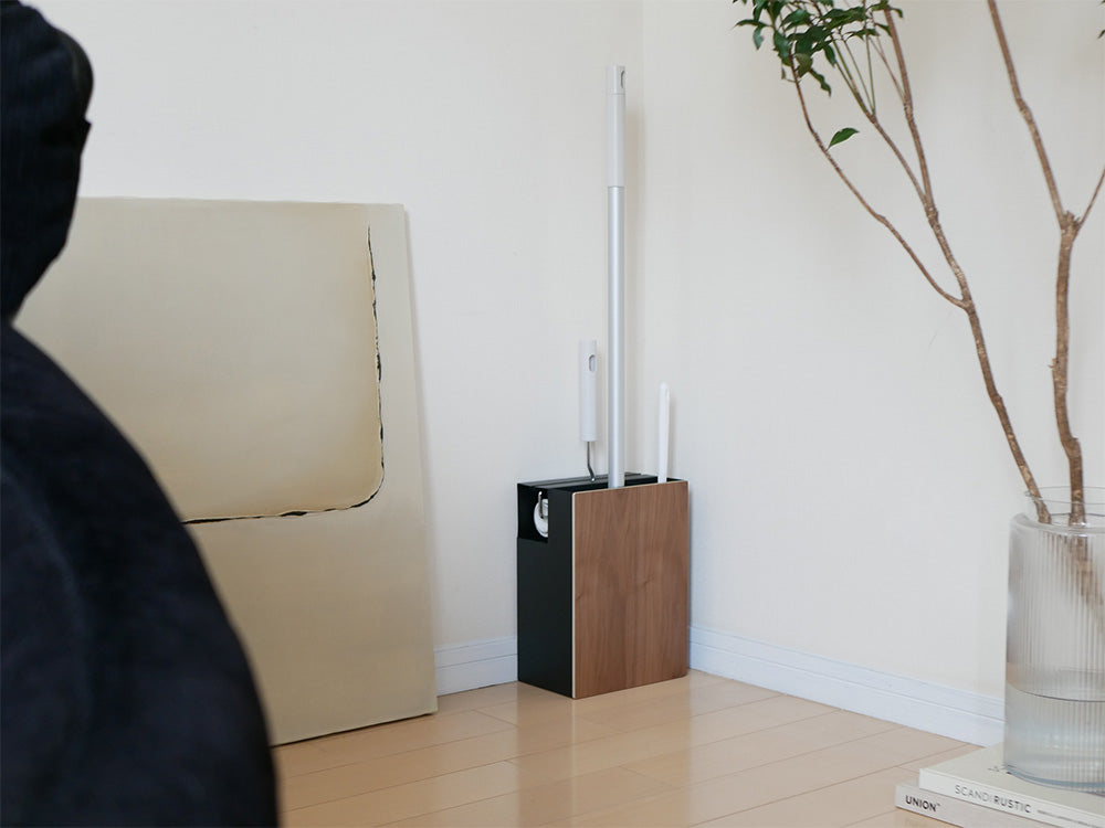 木製フロアに置かれたクリーナーツールオーガナイザー