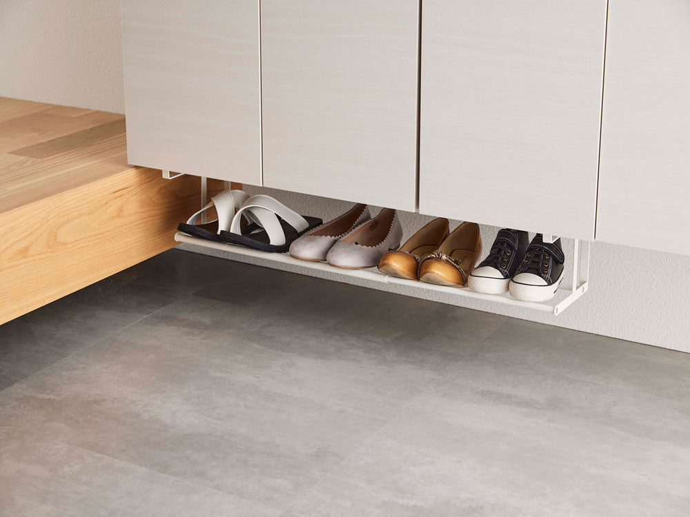 towerタワーの伸縮シューズラックがクローゼット内に設置されている