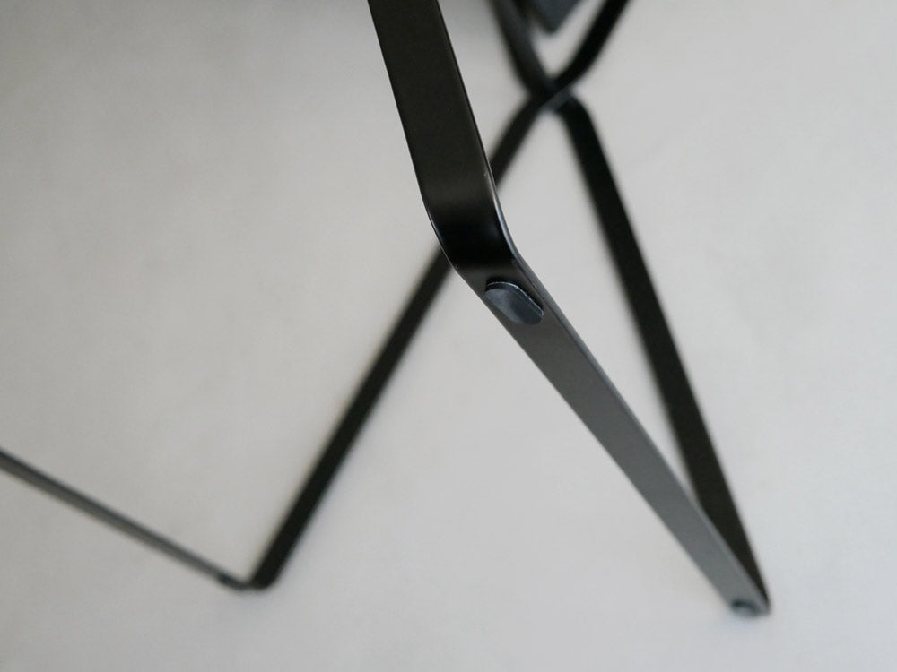 グレーとシルバーの三角形デザイン高床式ランドリーバスケット