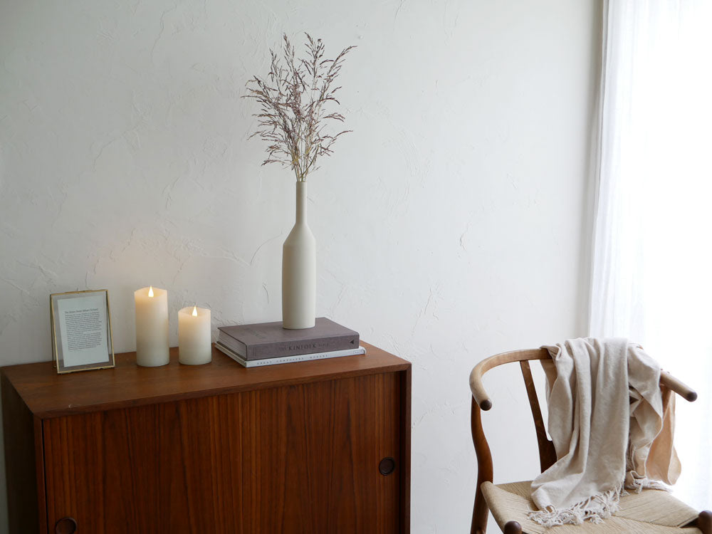 陶器製の花瓶と家具が調和する室内デザイン