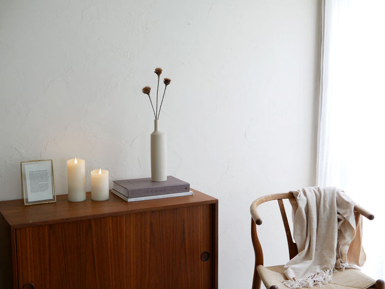 HUNT9 CACCIA9の陶器製花瓶と家具が配置された部屋