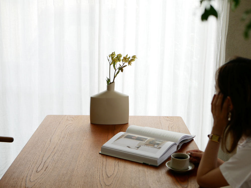 テーブル上の陶器製花瓶と観葉植物のインテリア