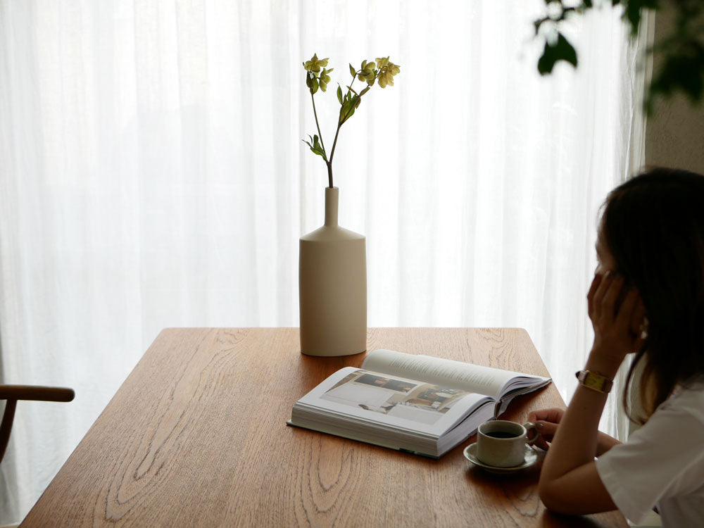 木製テーブル上に置かれた陶器の花鉢