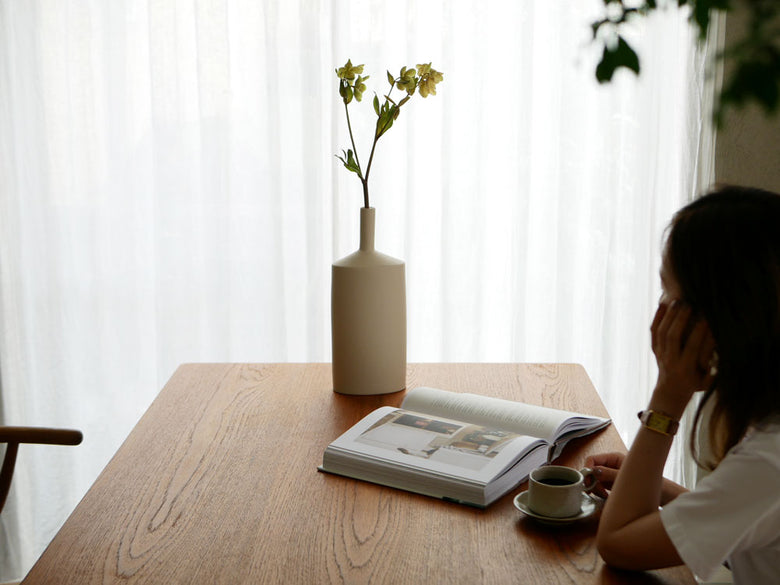 木製テーブル上に置かれた陶器の花鉢