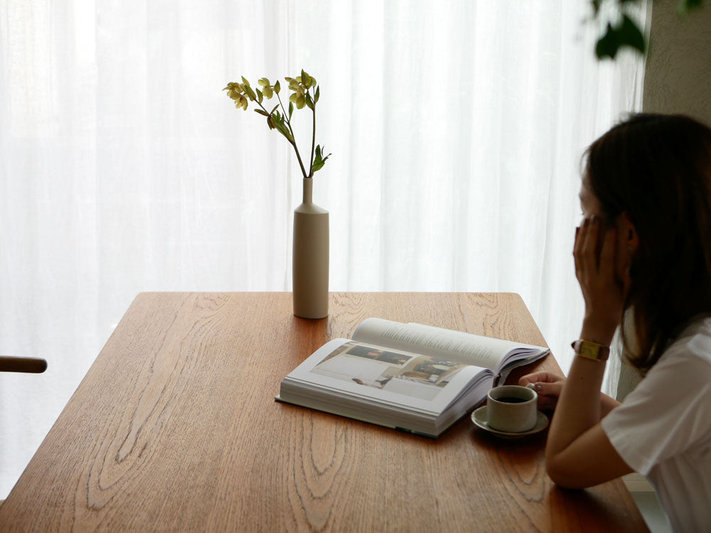 木製デスクとオフィス用品が配置されたインテリア