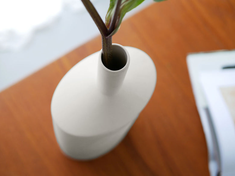 HUNT9 CACCIA9の陶器製花瓶に切り花が生けられている