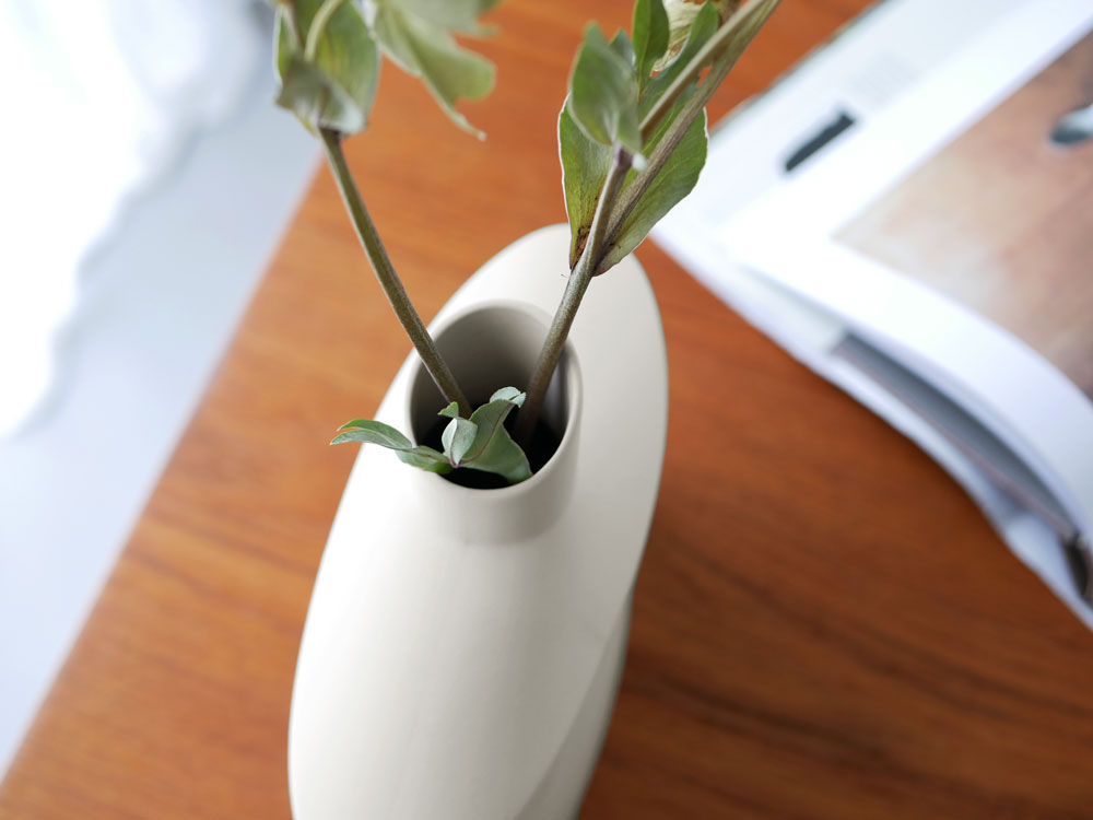 HUNT9の陶器フラワーベースに生花が飾られています