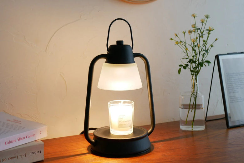 カメヤマキャンドル Sと照明器具、植物の静物写真